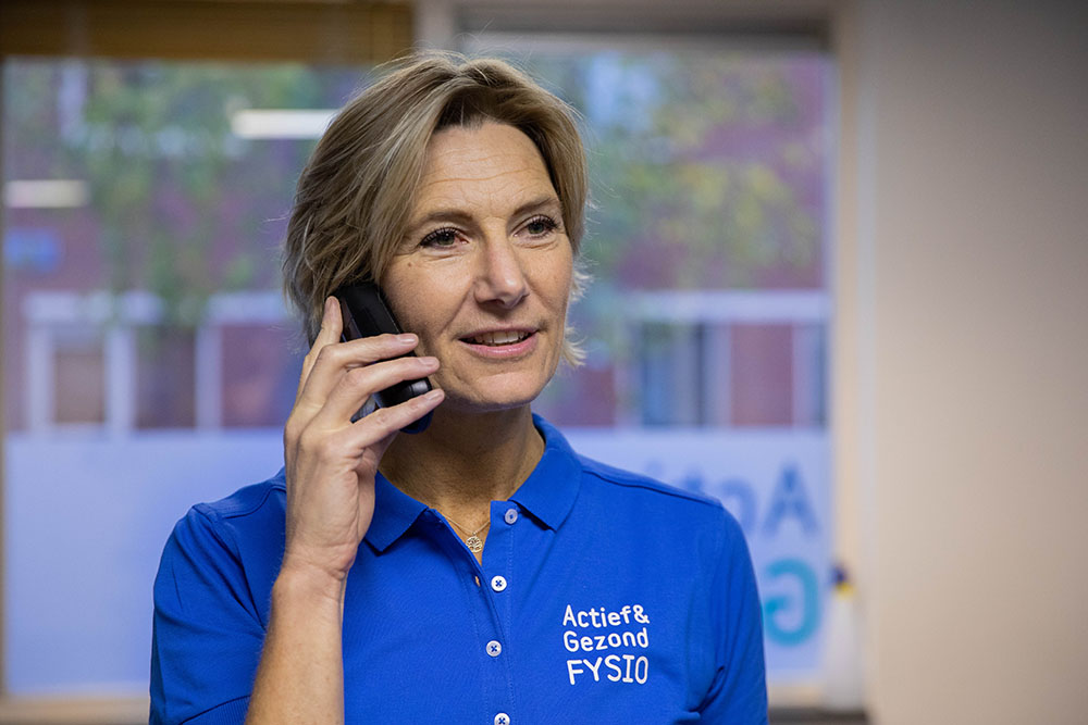 Fysiotherapeut die aan het bellen is